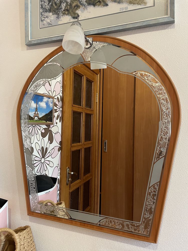Продам дзеркало з світильником.