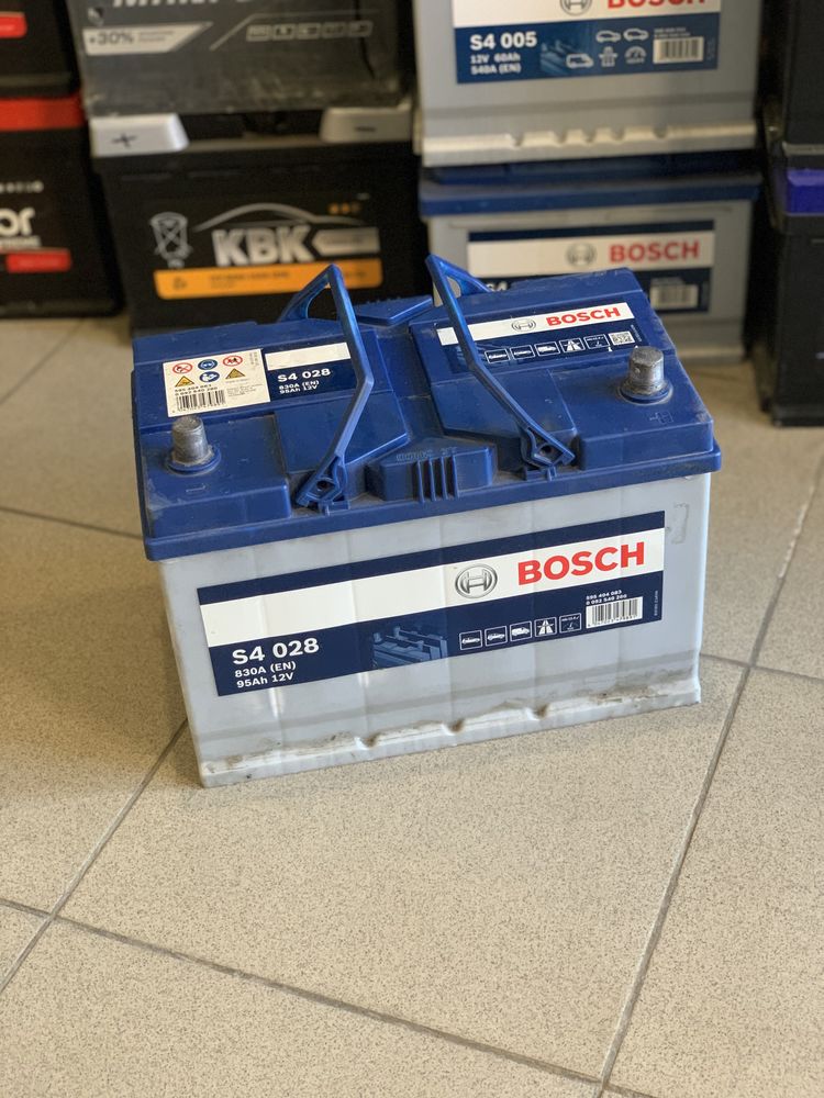 Аккумулятор б/у Bosch 95Ah 830A (En) R+ Asia Jp S4 028