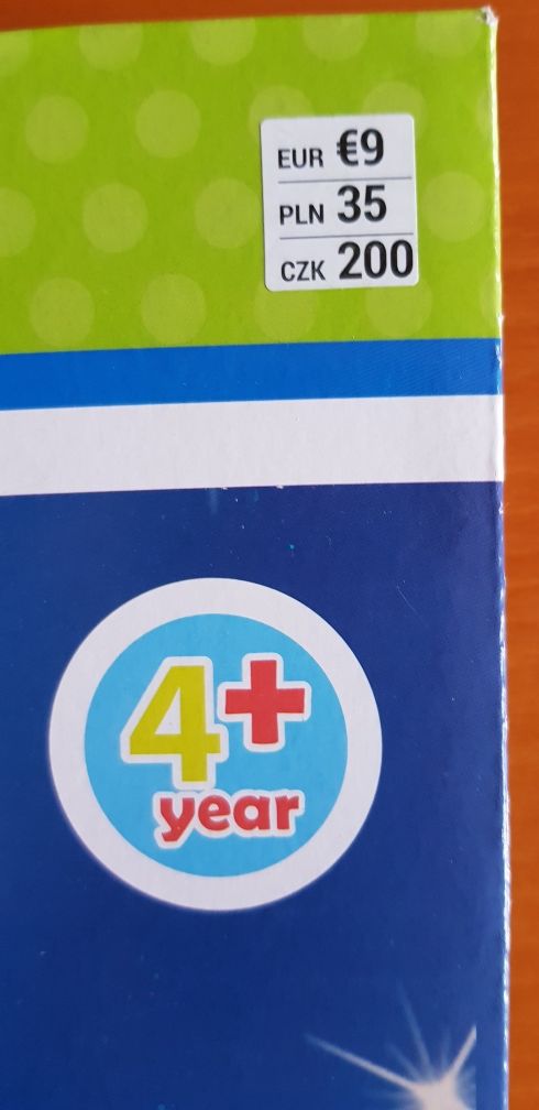 Łuk z tarczą i trzy strzałkami plus 4 lata