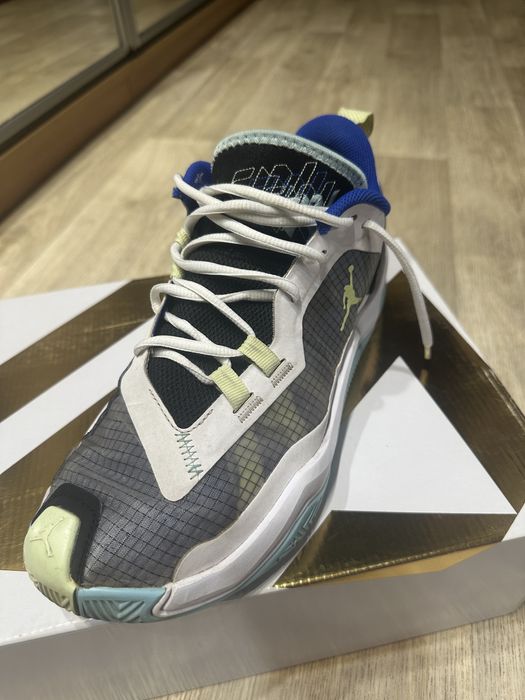 Кросівки Jordan.