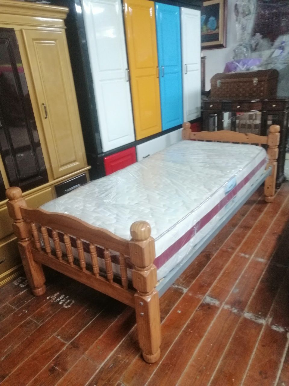 Cama de solteiro em madeira