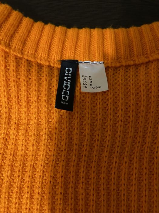 Яскрава вязана жилетка