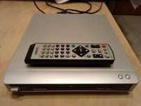 Odtwarzacz DVD technika z pilotem.