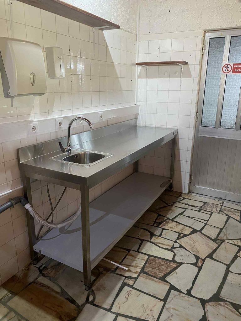 Banca de inox com lavatório e ativação de torneiras com o pé