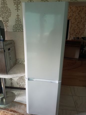 Срочно продам двухкамерный холодильник INDESIT No Frost