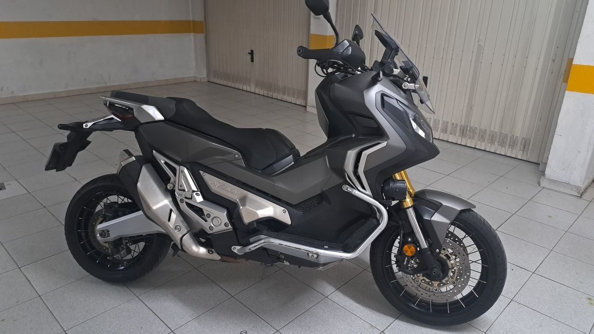 Honda XADV 750 com alguns extras