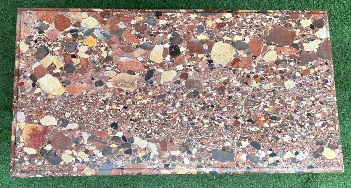 Mesa de centro antiga com tampo em brecha da Arrabida