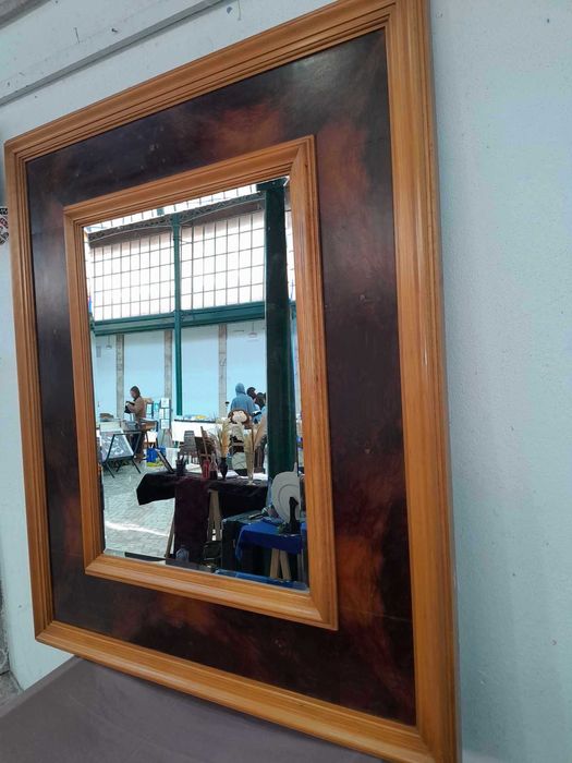 Espelho com moldura em madeira