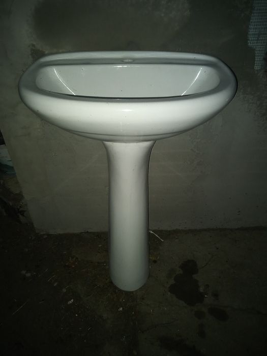 Умывальник керамика б/у чистый без сколов с сифоном.