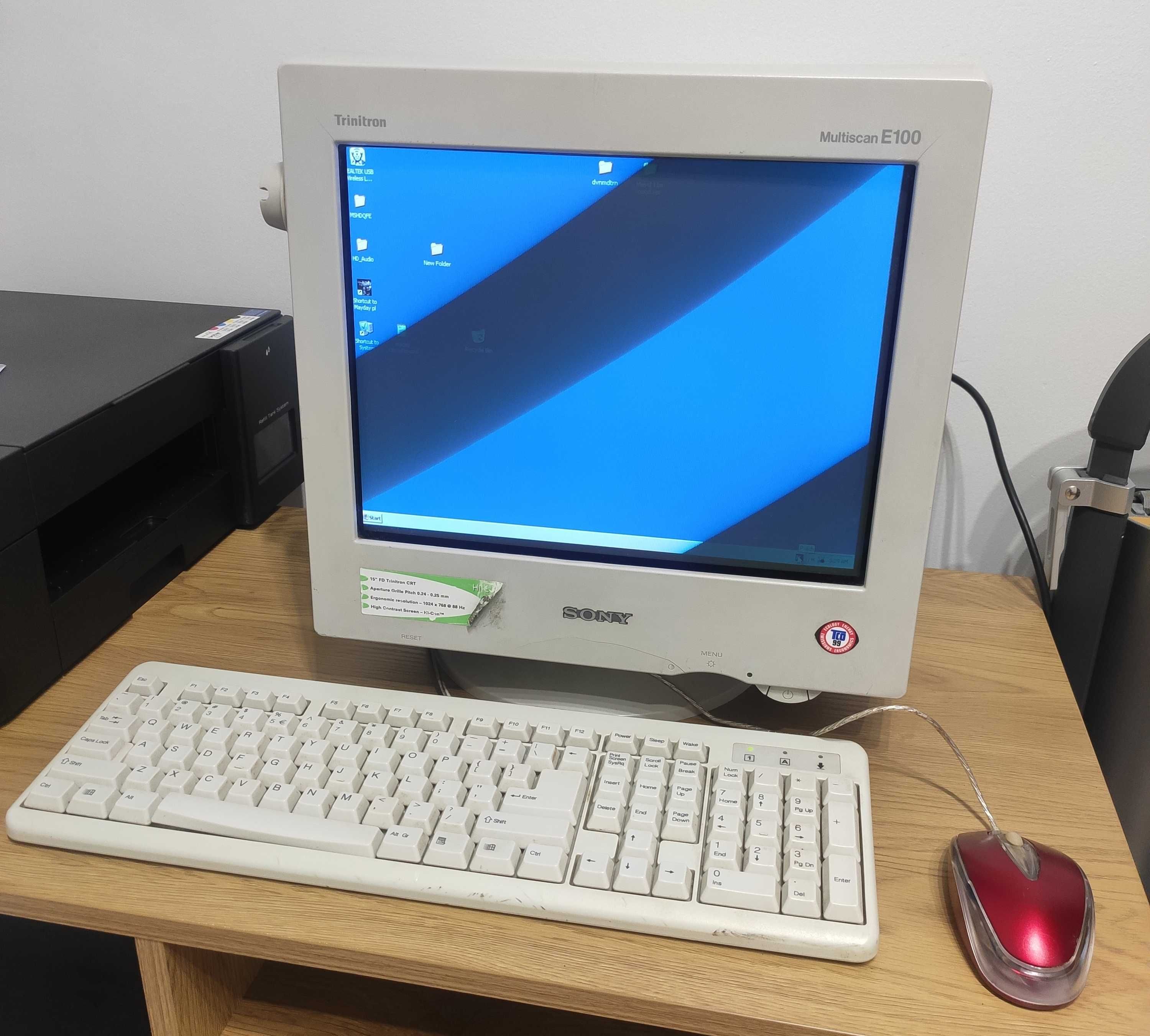 stary PC pentium E 5200  z monitorem CRT 15 cali na chodzie