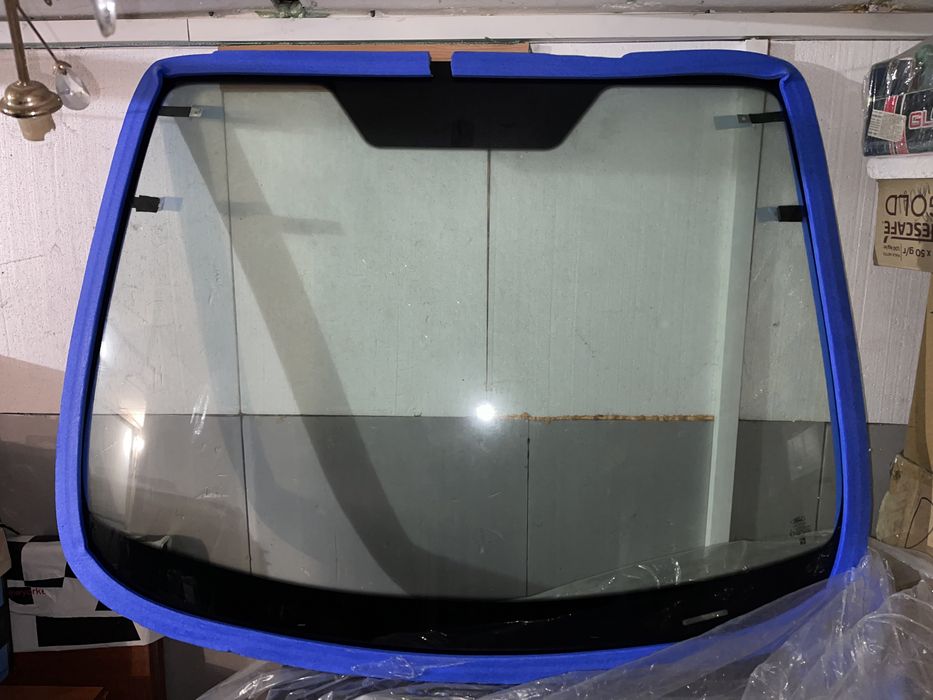Лобовое стекло Ford Fiesta с подогревом (оригинал)