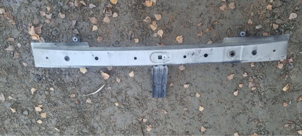 Trafic vivaro belka pod zderzak przod