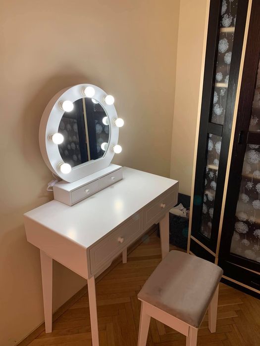 Toaletka z światłem LED