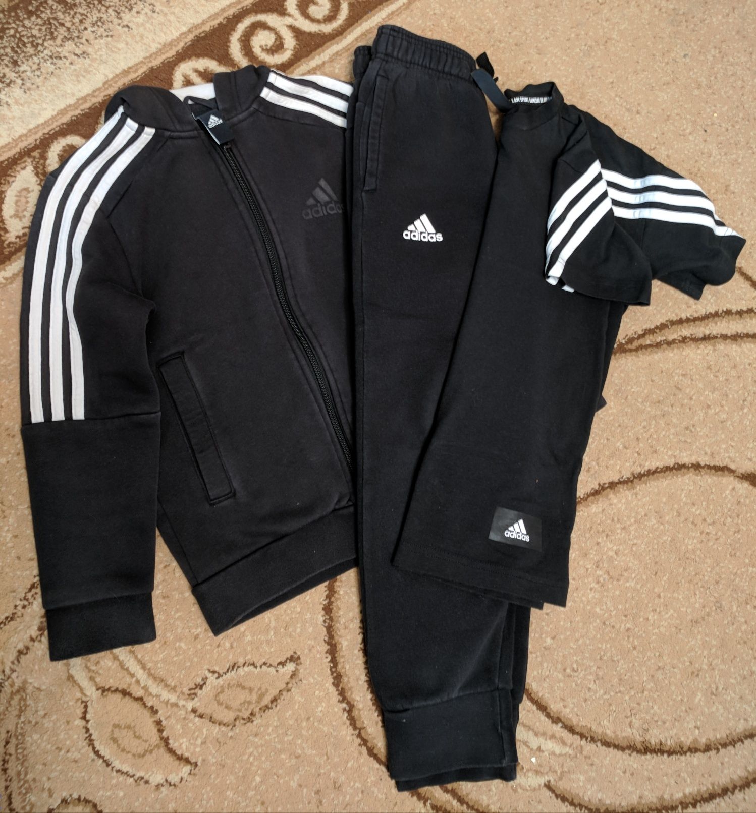 Продам оригинальный спортивный костюм adidas