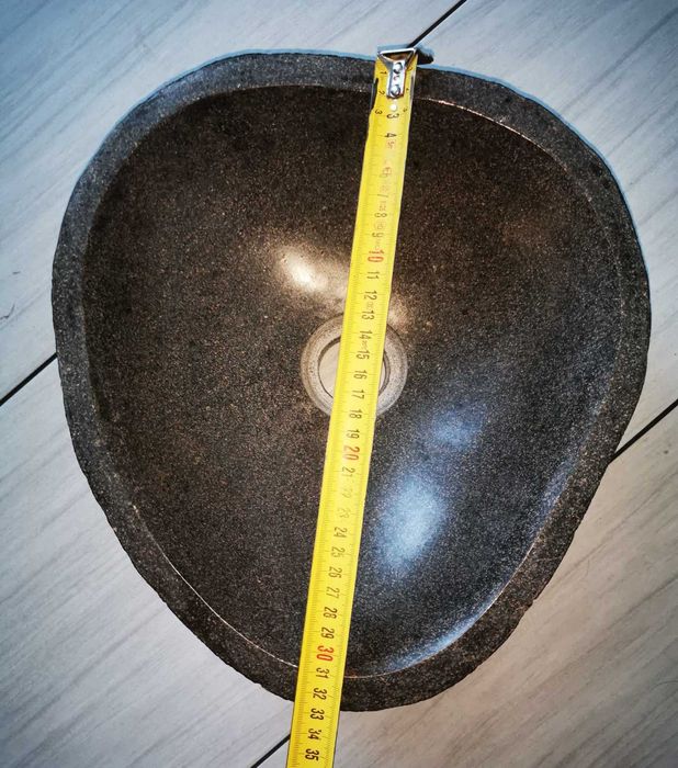 Umywalka z kamienia rzecznego