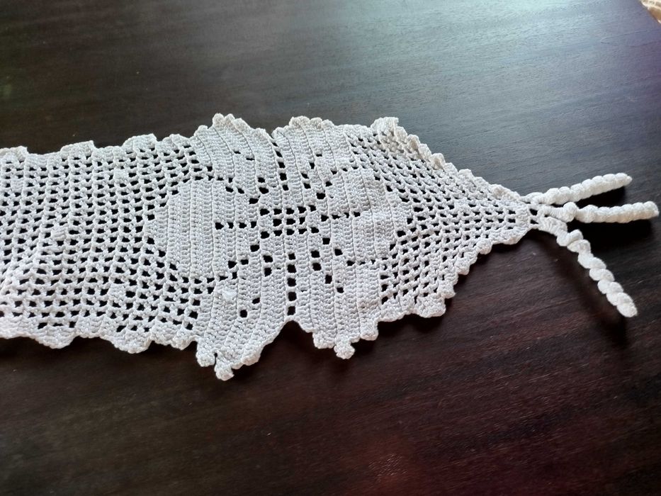 Uma toalha retangulares de mesa em crochê