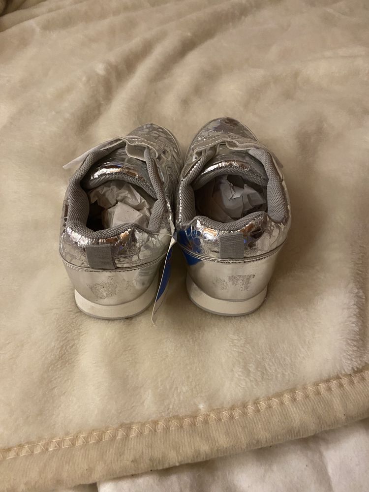Сріблясті кросівки