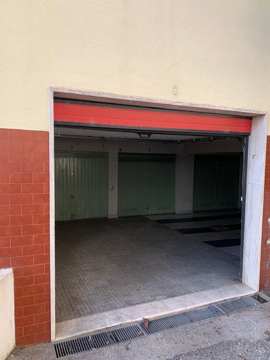 Aluga-se Garagem Box