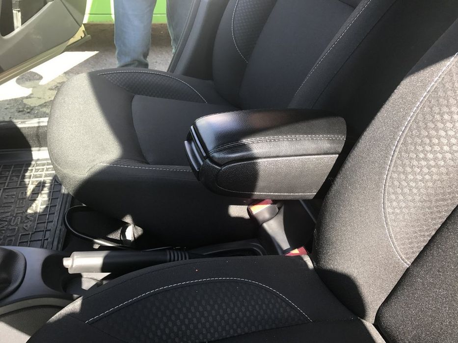 Renault Dacia Duster Подлокотник в подстаканник