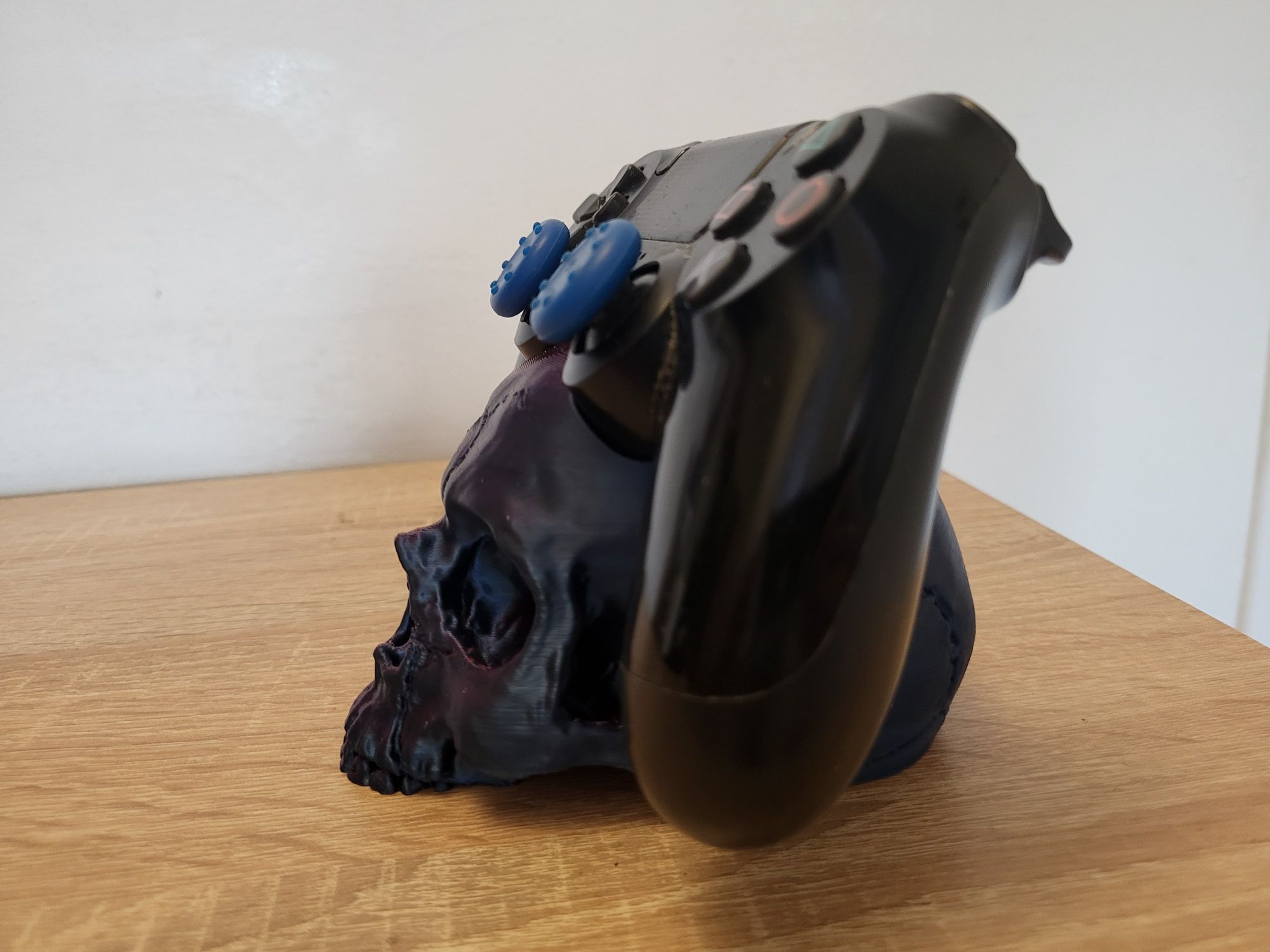 Stylowy Stojak podstawka na pad ps4  dualshock v2 ( jak Cuble guys) Ek