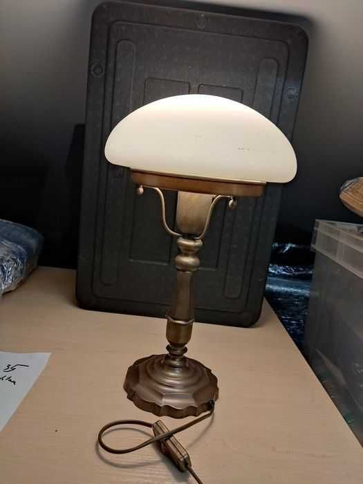 Lampka ze szklanym abażurem