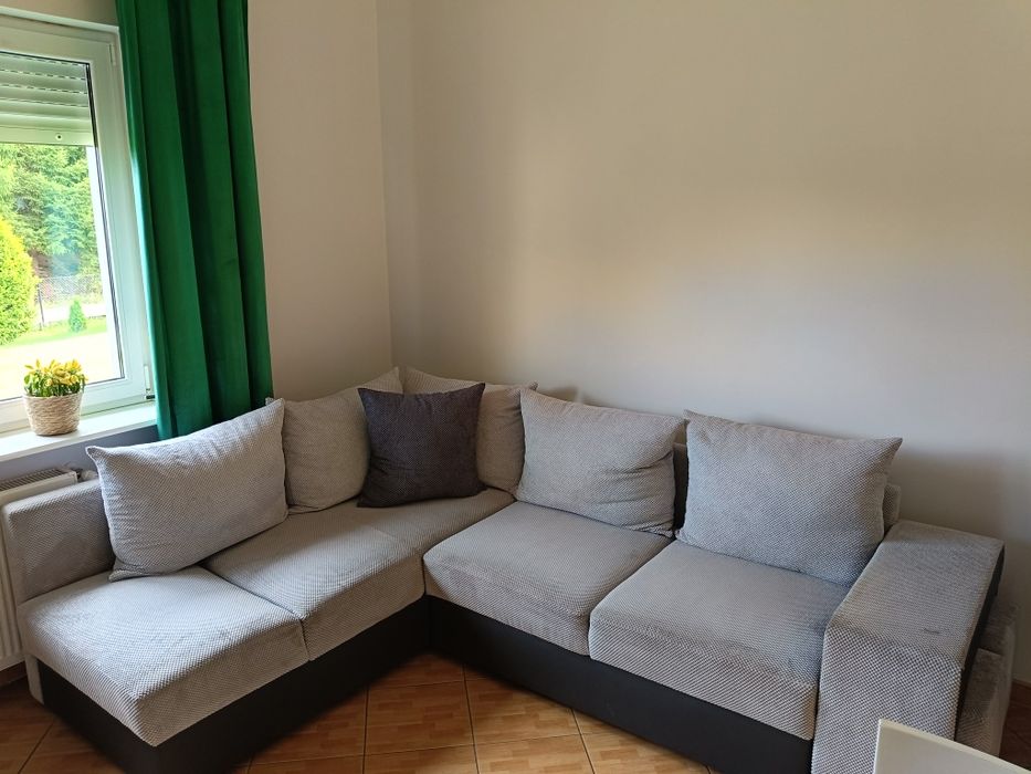 Narożnik z 2 pufami