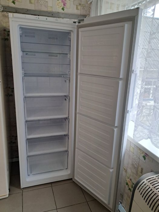 Морозильна камера Beko 255 літрів