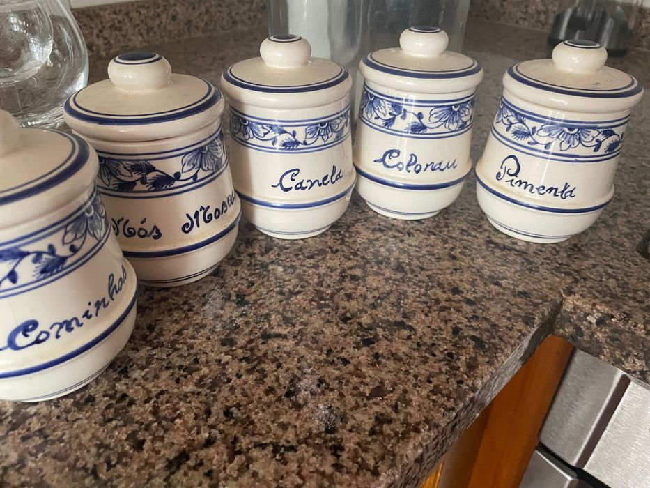 louça (potes de especiarias)