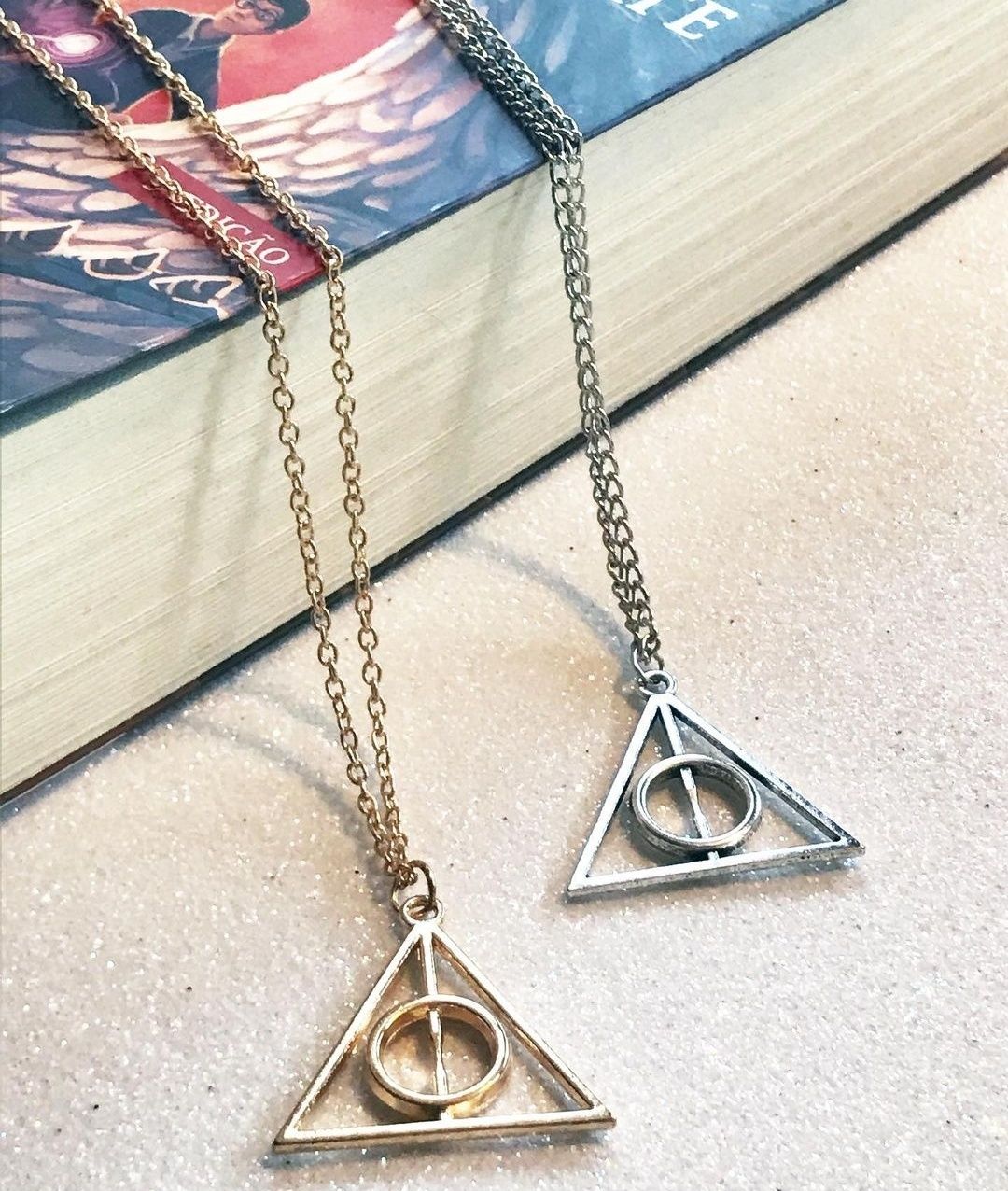 Colar Deathly Hallows Harry Potter disponível em 3 cores 
Novo e nunca