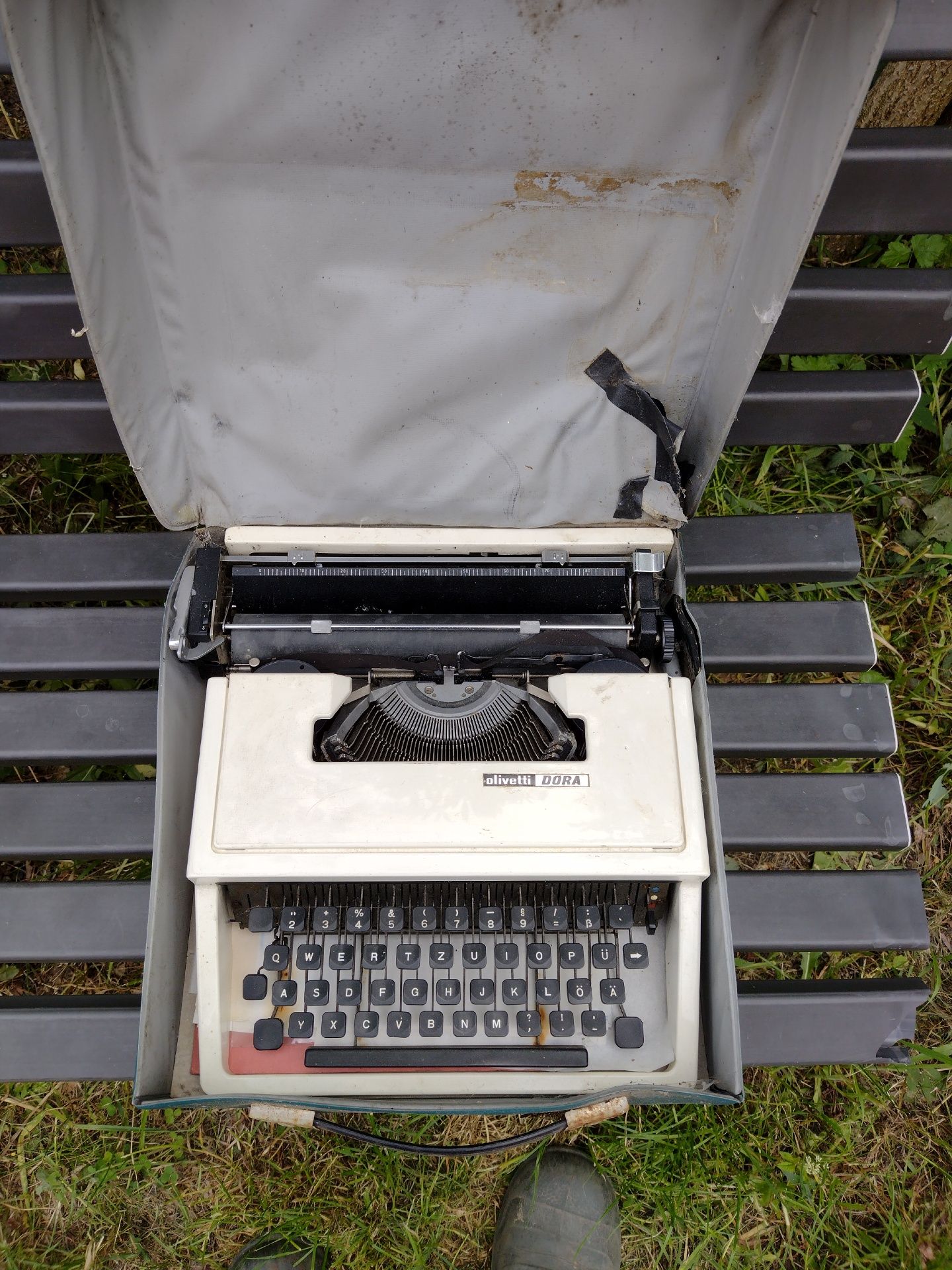 Hiszpańska maszyna do pisania walizkowa Olivetti Dora