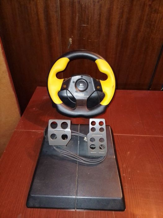 Игровой руль с педалями Logitech