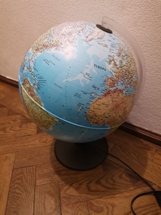 Globo com luz para ver os países