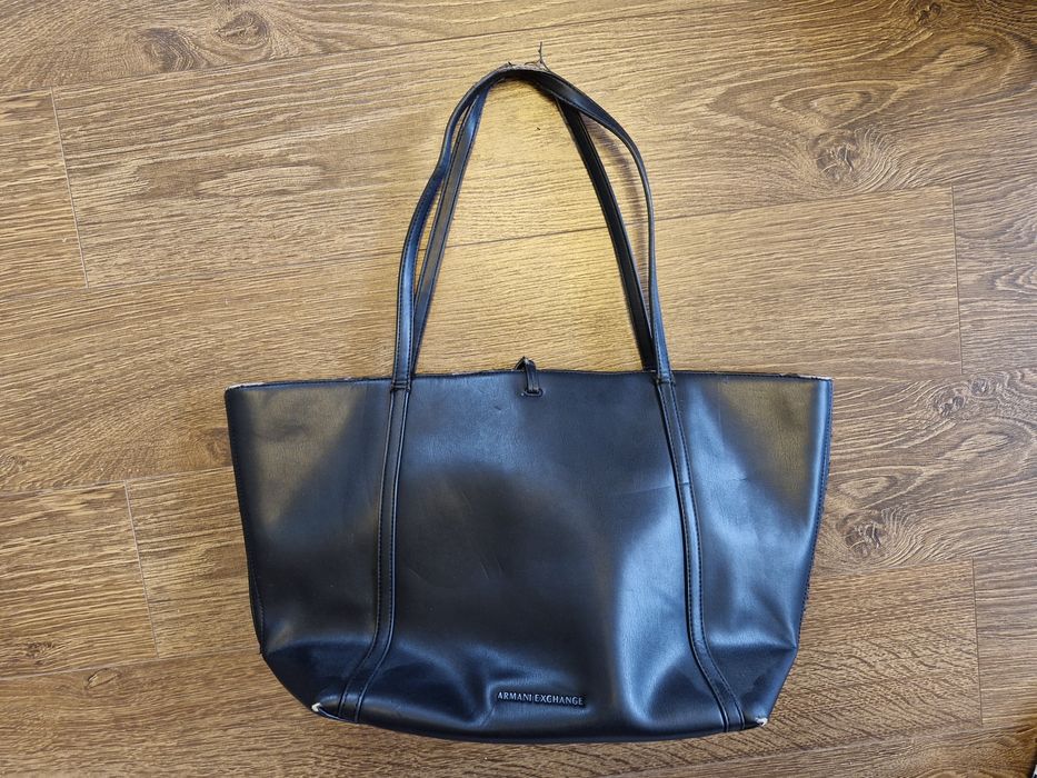 Czarna torebka Armani Exchange mieści A4