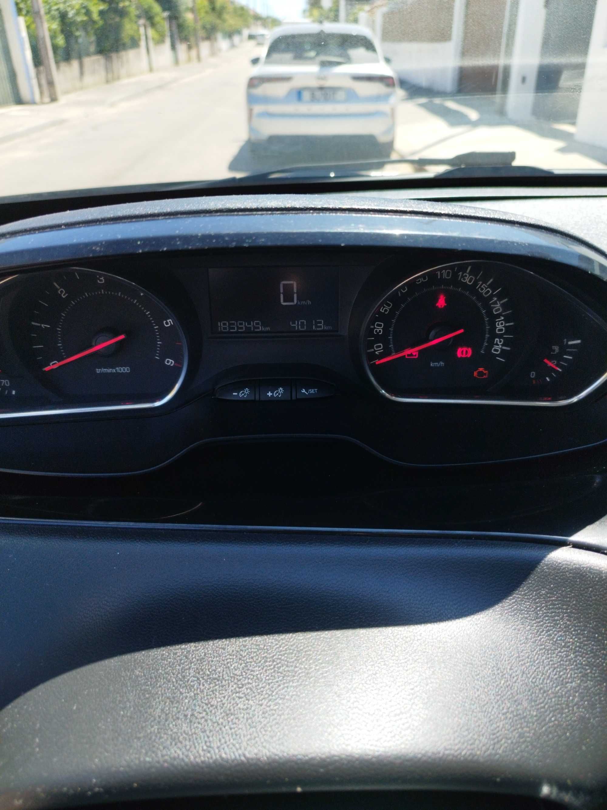 PEUGEOT 208 I Hatchback 1.4HDi. * OPORTUNIDADE *