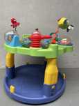 Andarilho com brinquedos