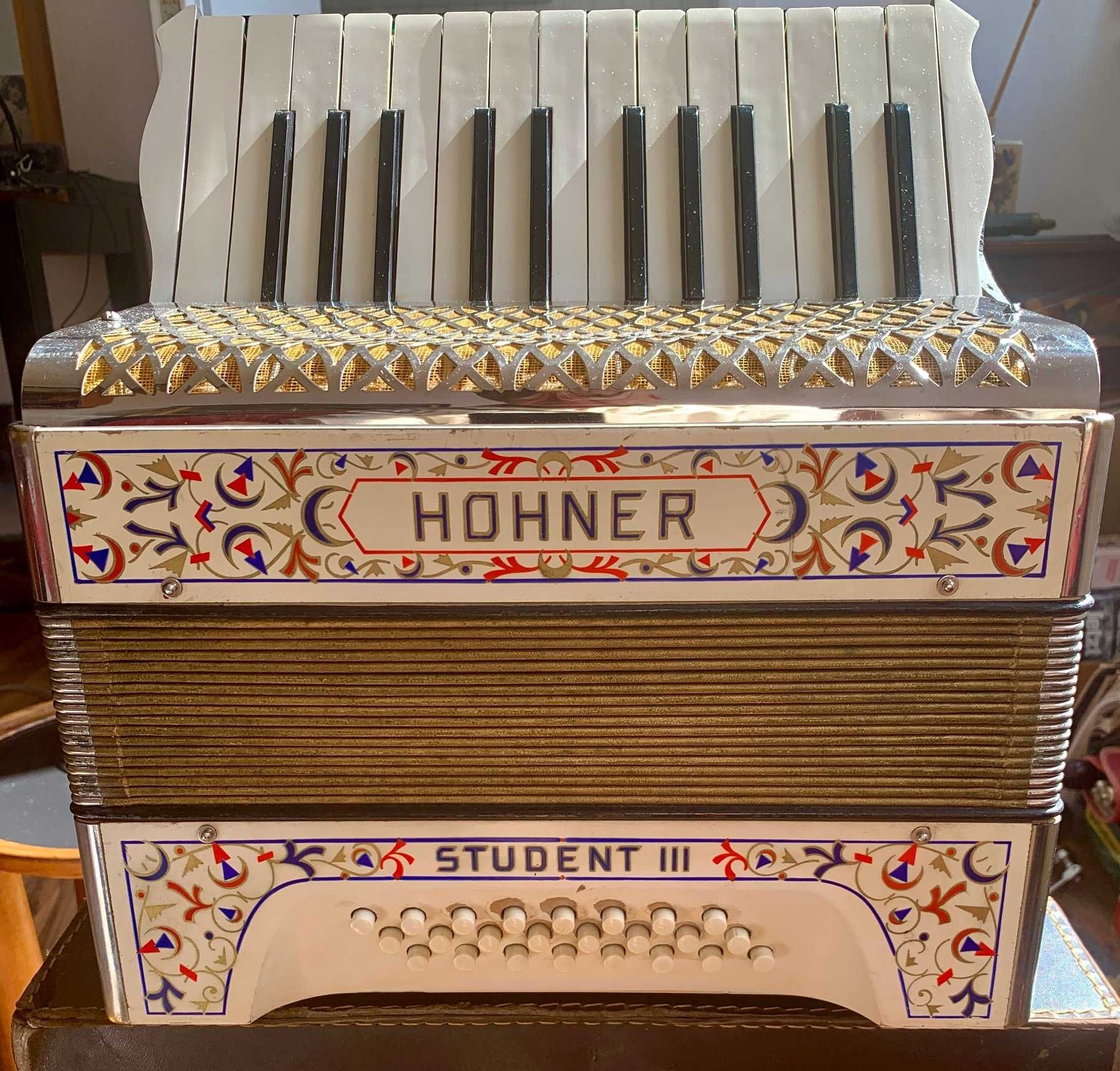 Bonito Acordeão Hohner - Student III