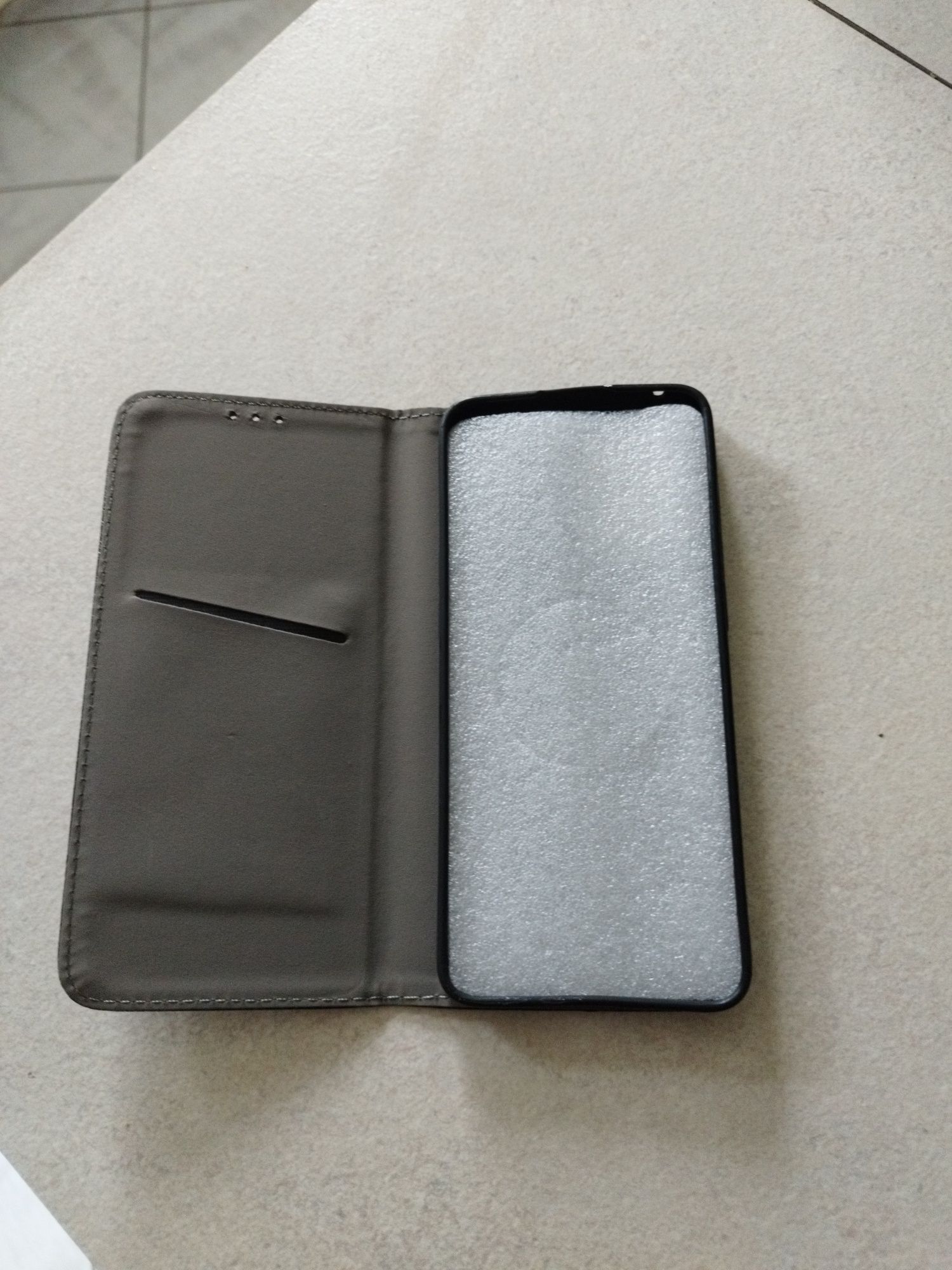 Etui magnetyczne na telefon
