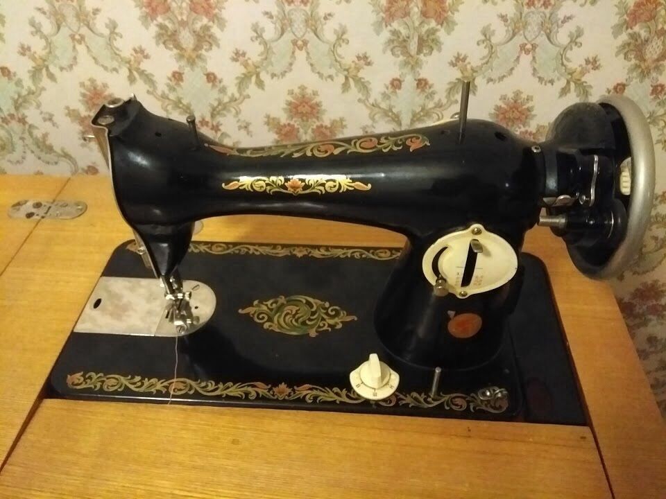 Швейная машинка СССР ножная, с тумбой, требует замены ремня