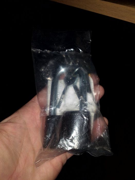 Новый навесной замок в упаковке