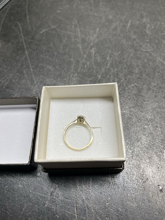 Pierścionek zaręczynowy złoty