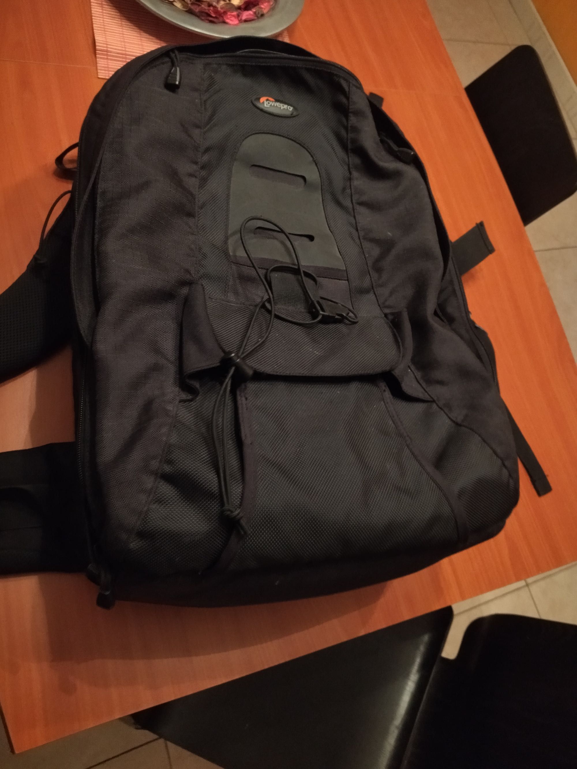 Mochila LowePro Preta - Mochila para Máquinas Fotográficas