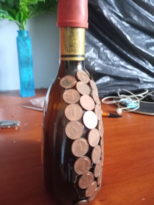 Butelka ozdobiona monetami