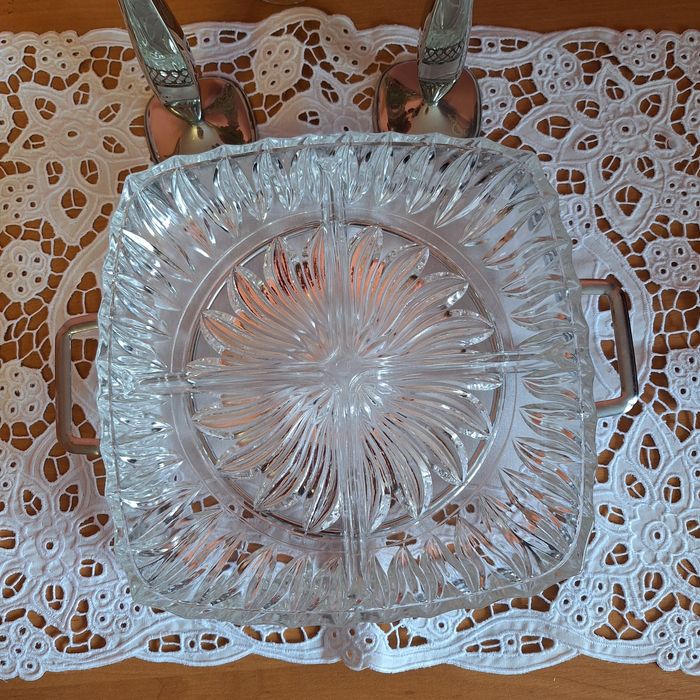 Кришталева менажниця в металевому кофрі