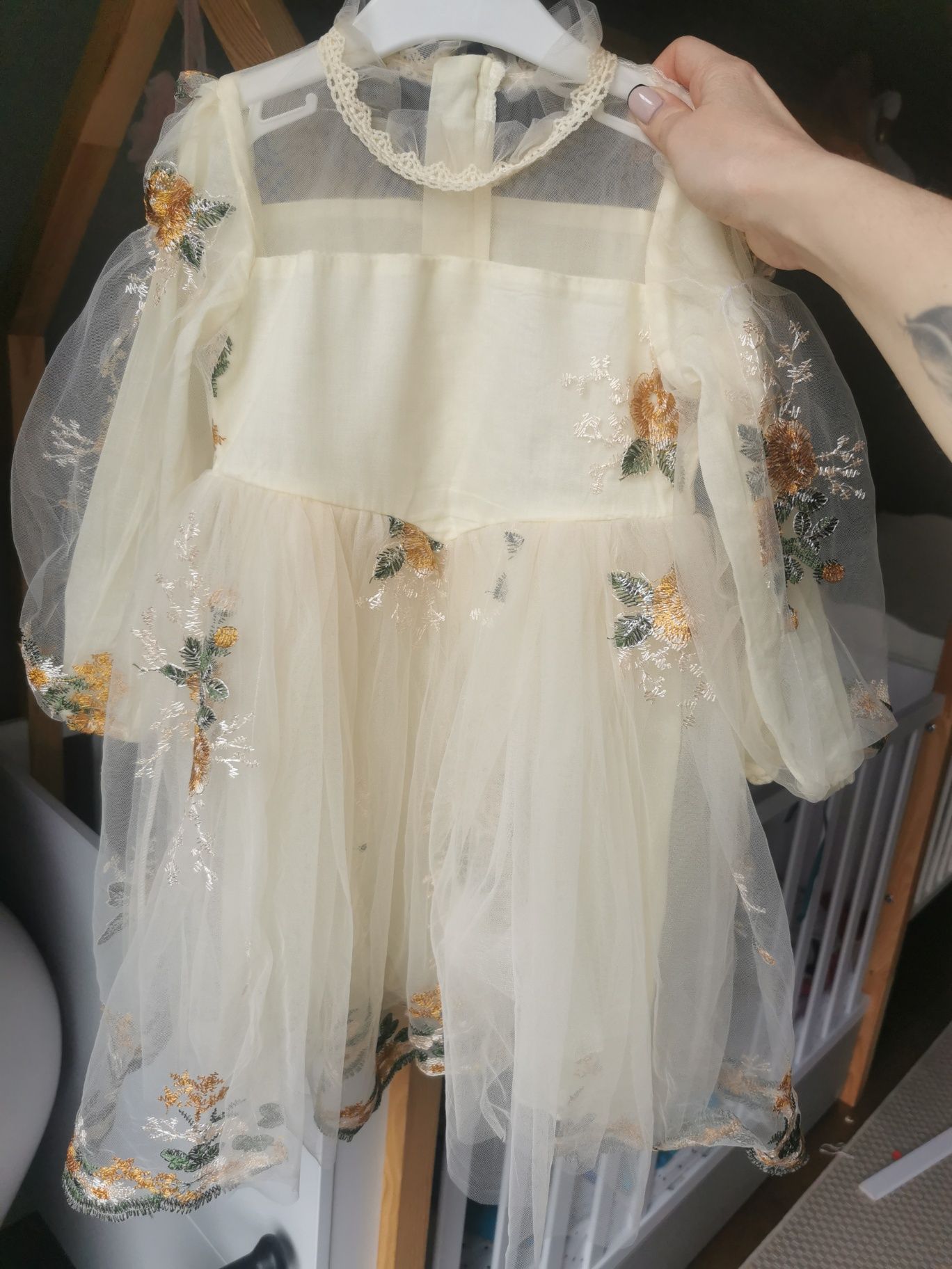 Śliczna tiulowa sukienka z haftowany i kwiatami