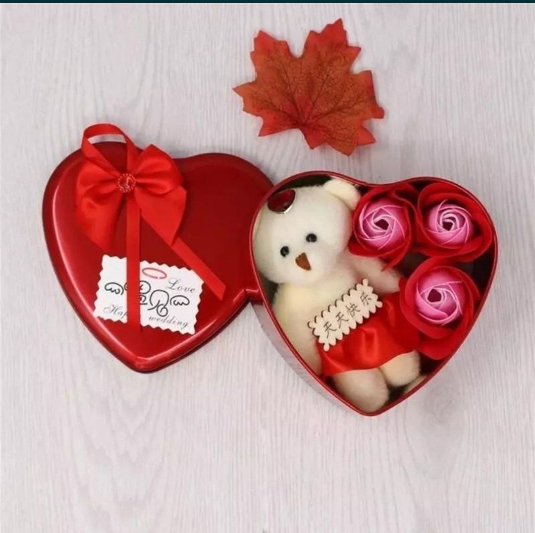 Подарочный набор с мыльным цветком с 3 розами 1 мишка Красный