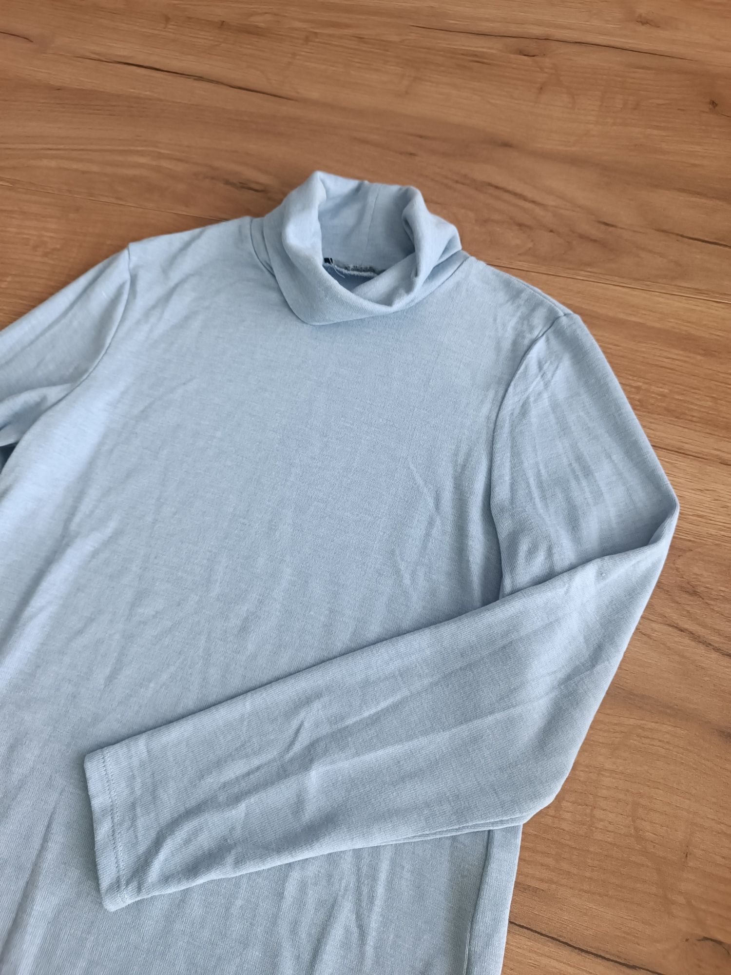 Golf sweter z cieńszego materiału mohito błękitny