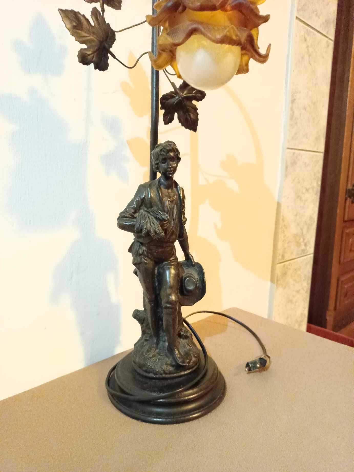 Figura metalowa z lampką.