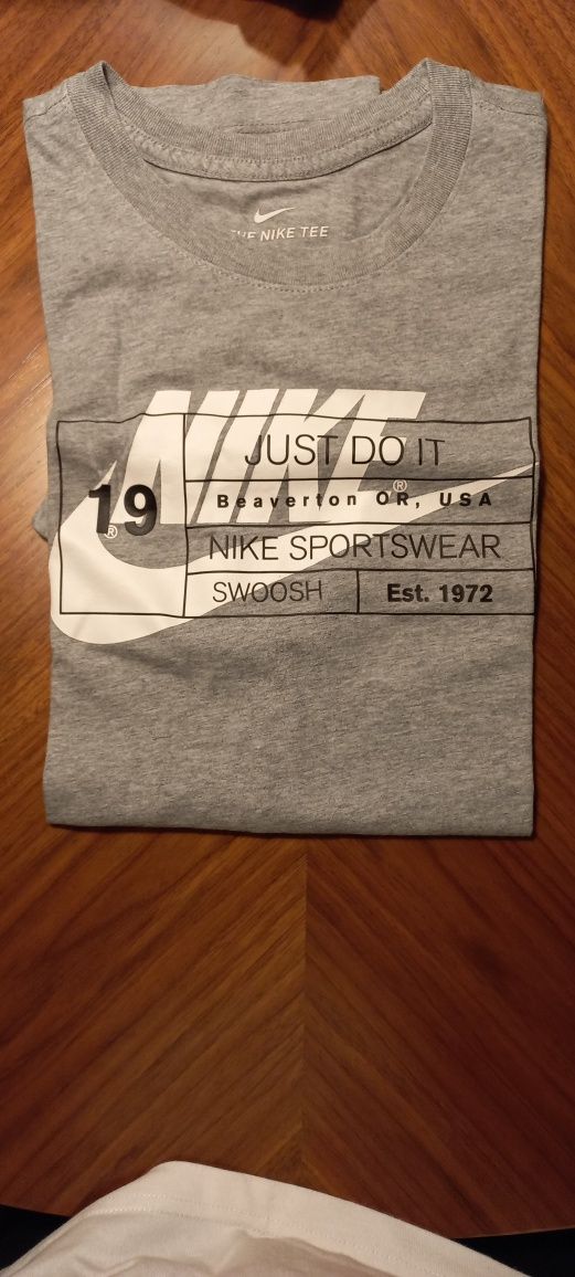 T-shirt Nike Cinzenta