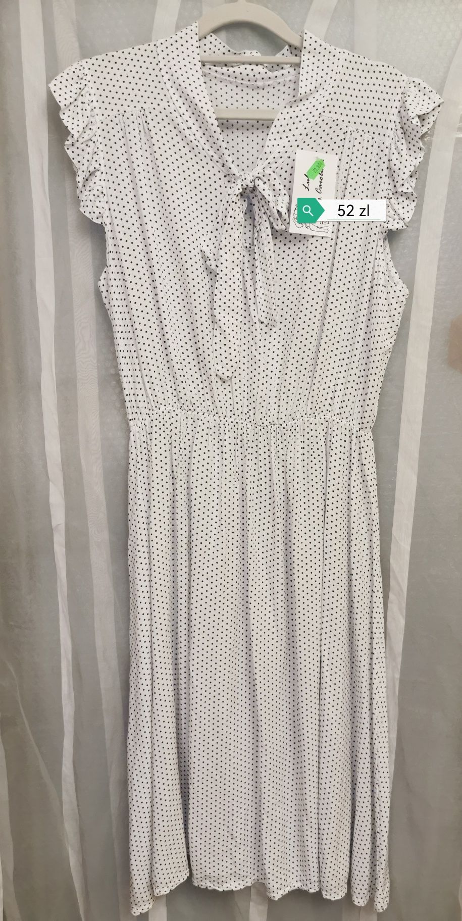 Biała sukienka w kropki