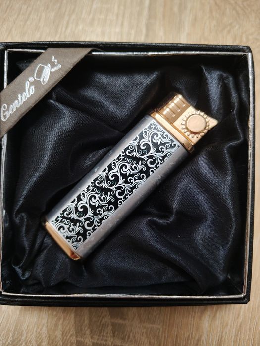 Elegancka gazowa zapalniczka w pudełku, na prezent